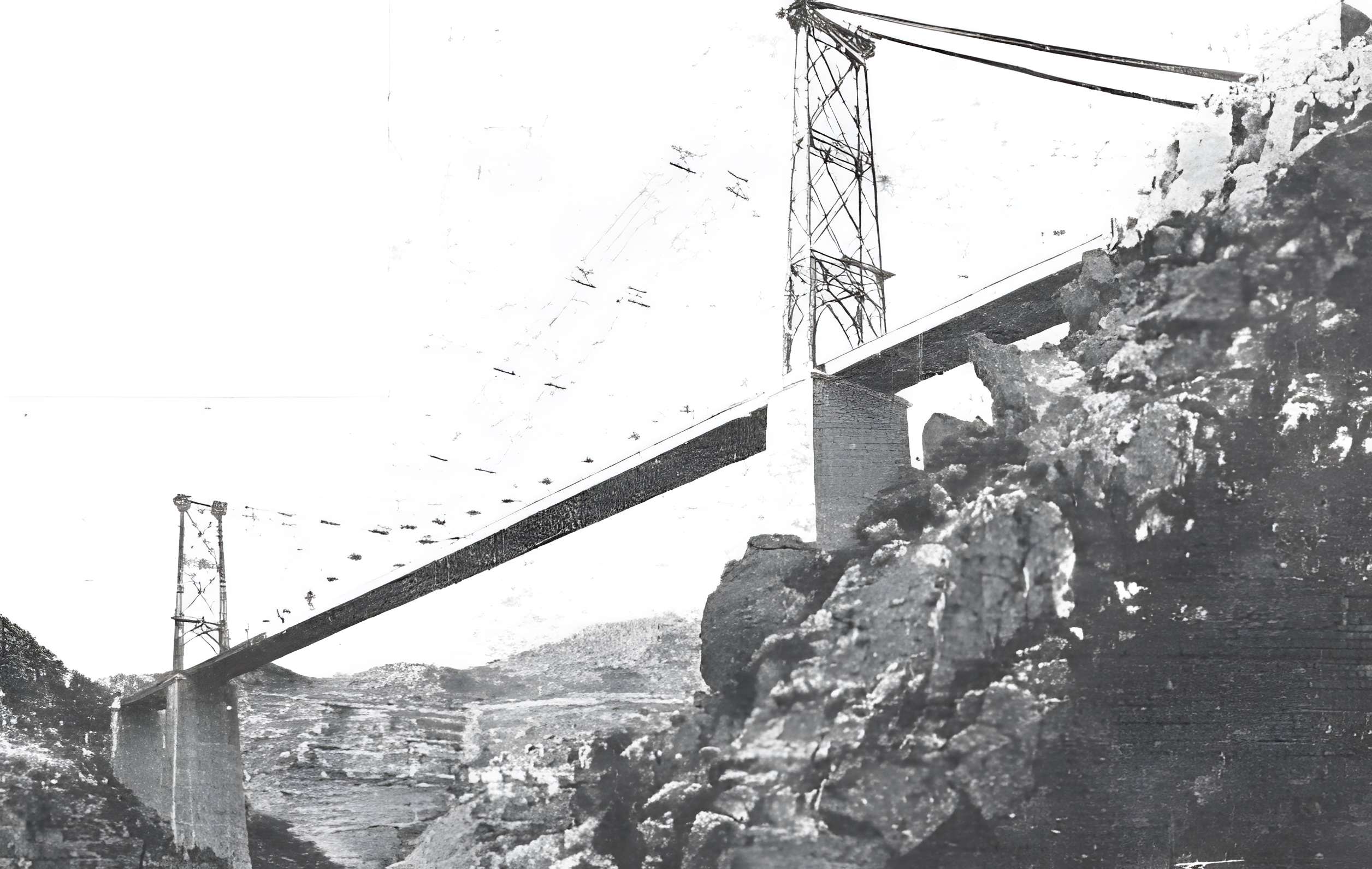 Pont Gisclard et stèle commémorative