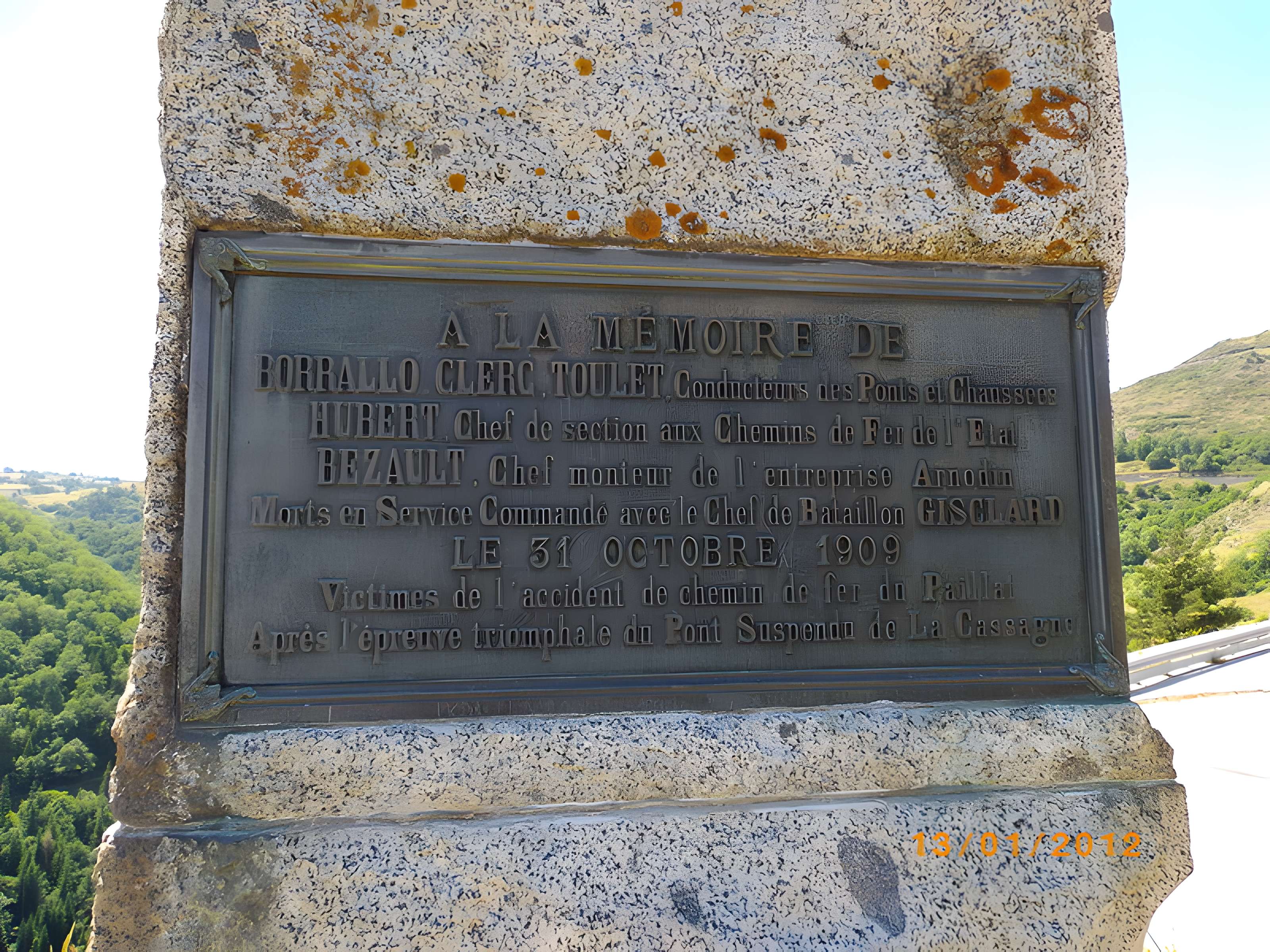 Pont Gisclard et stèle commémorative