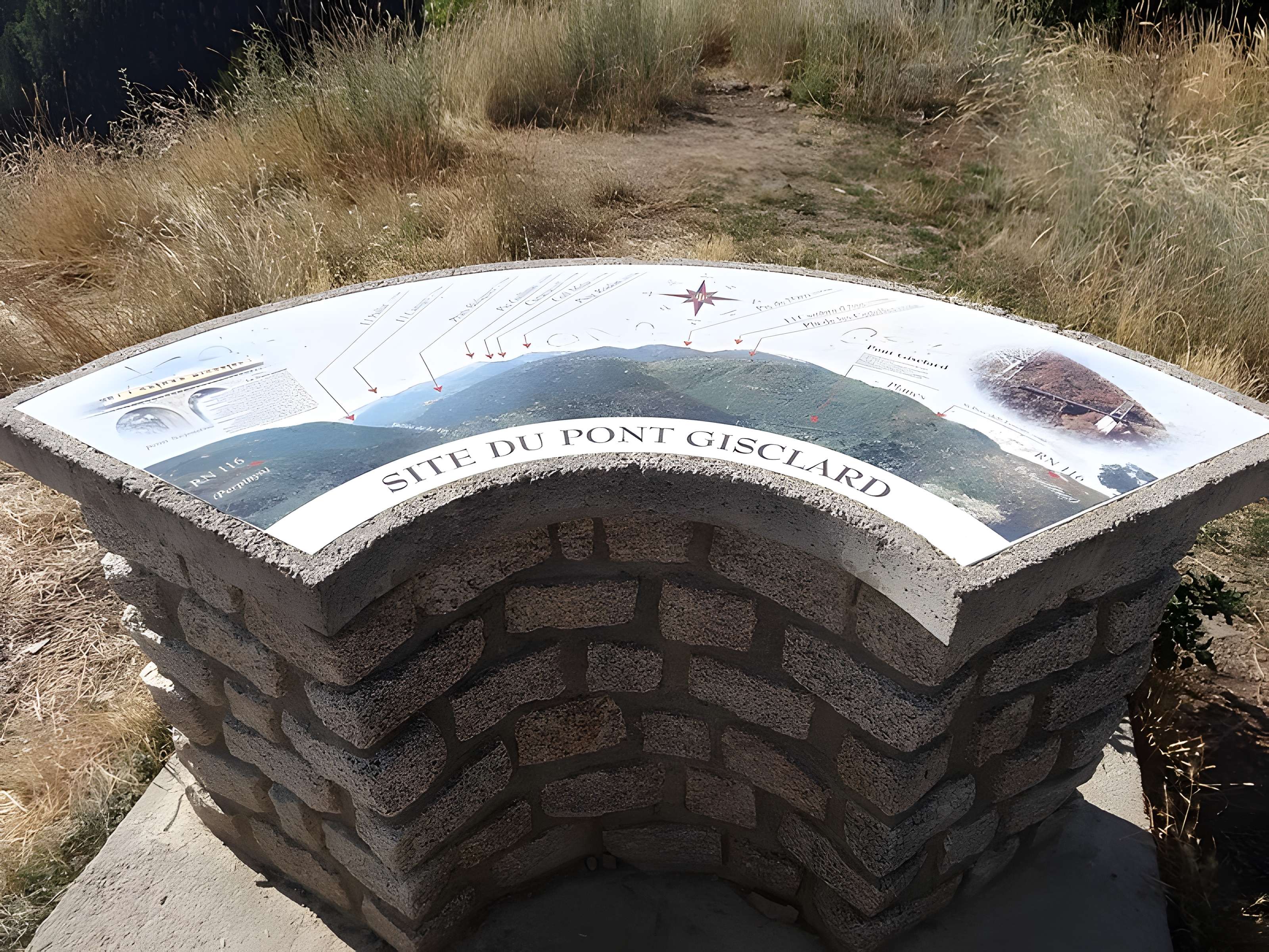 Pont Gisclard et stèle commémorative