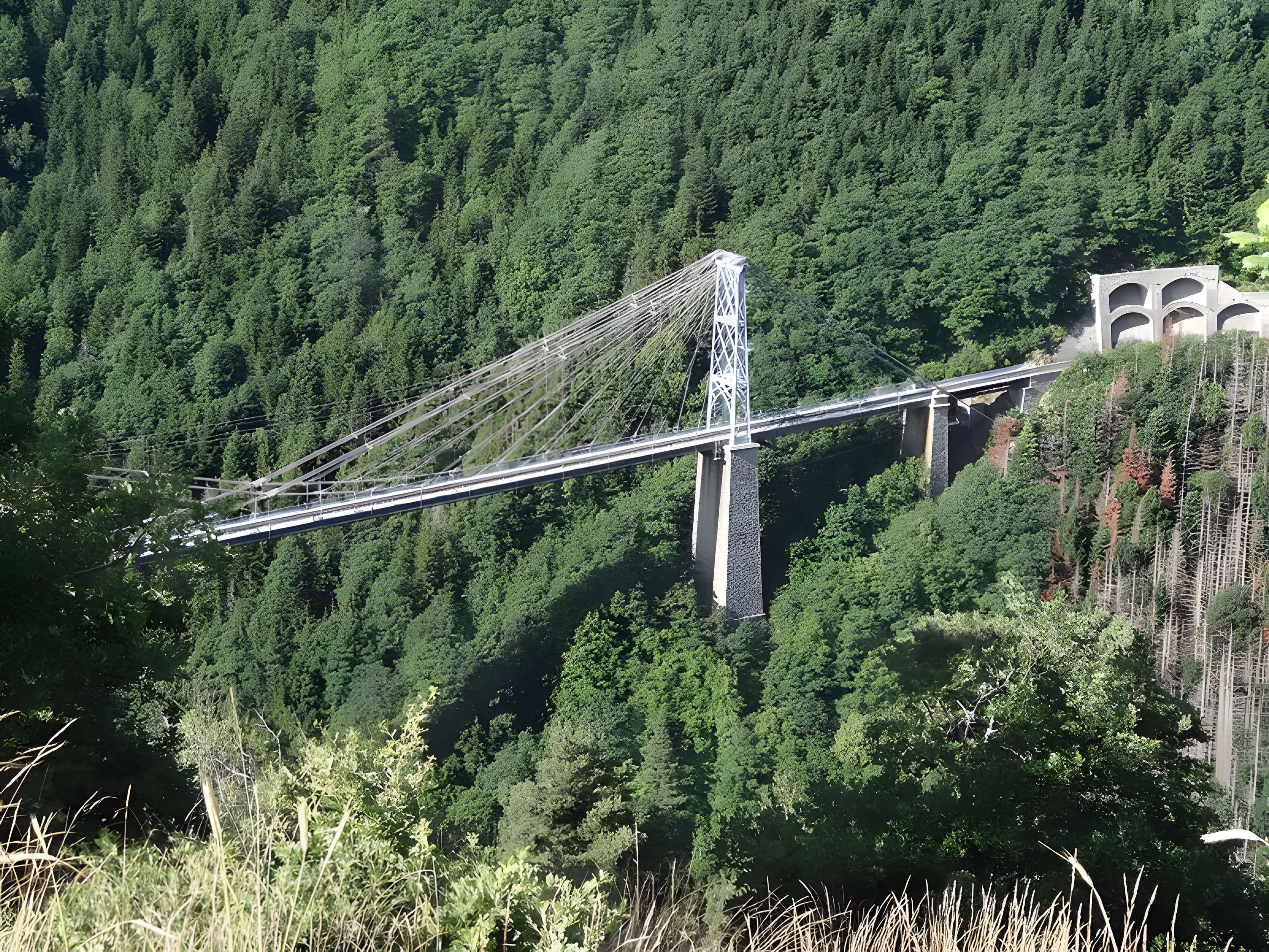 Pont Gisclard et stèle commémorative