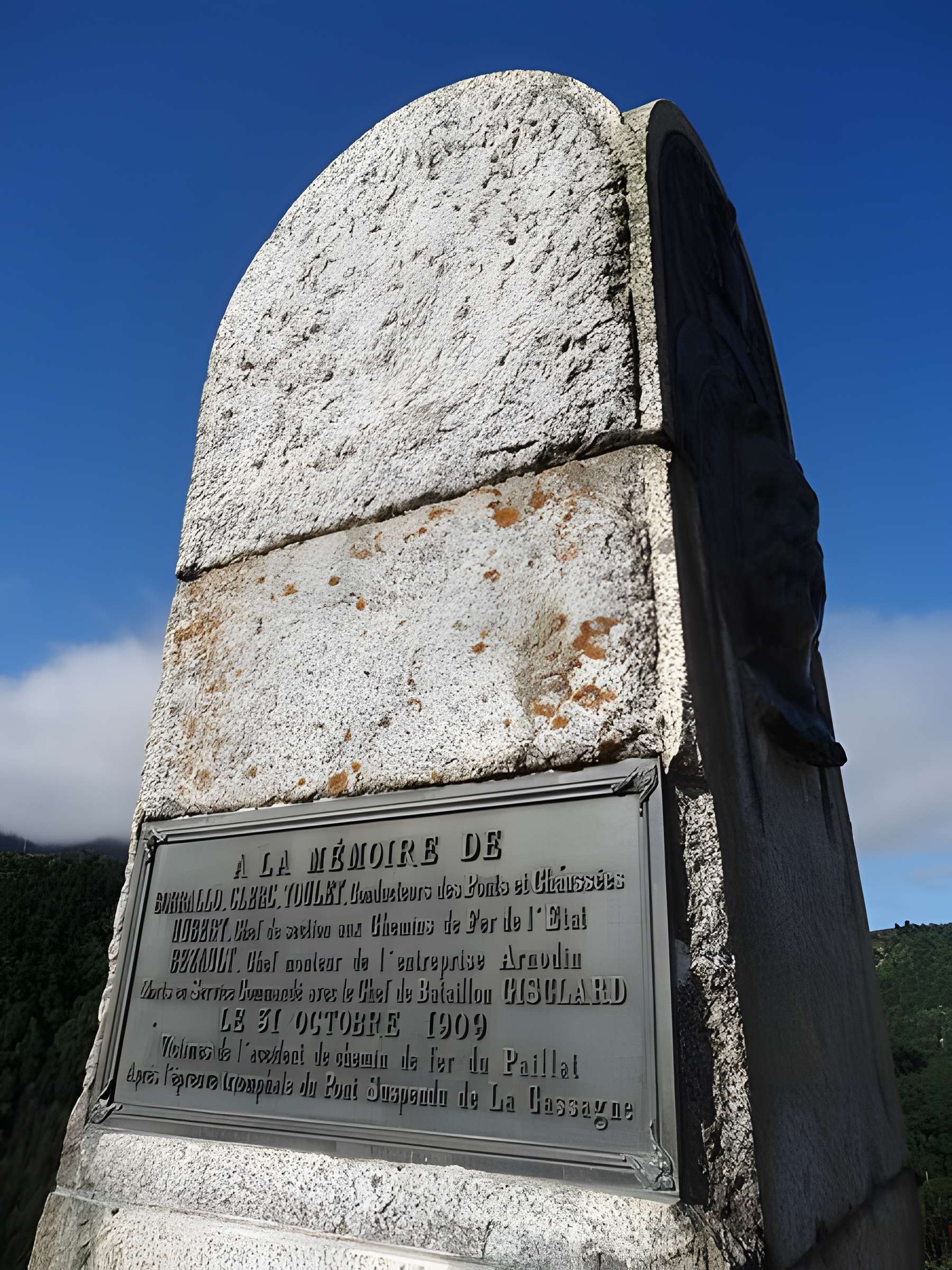 Pont Gisclard et stèle commémorative