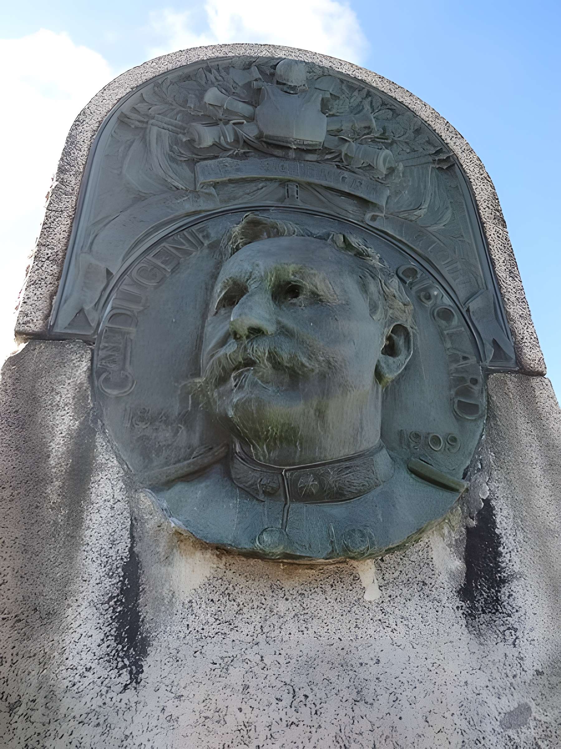 Pont Gisclard et stèle commémorative