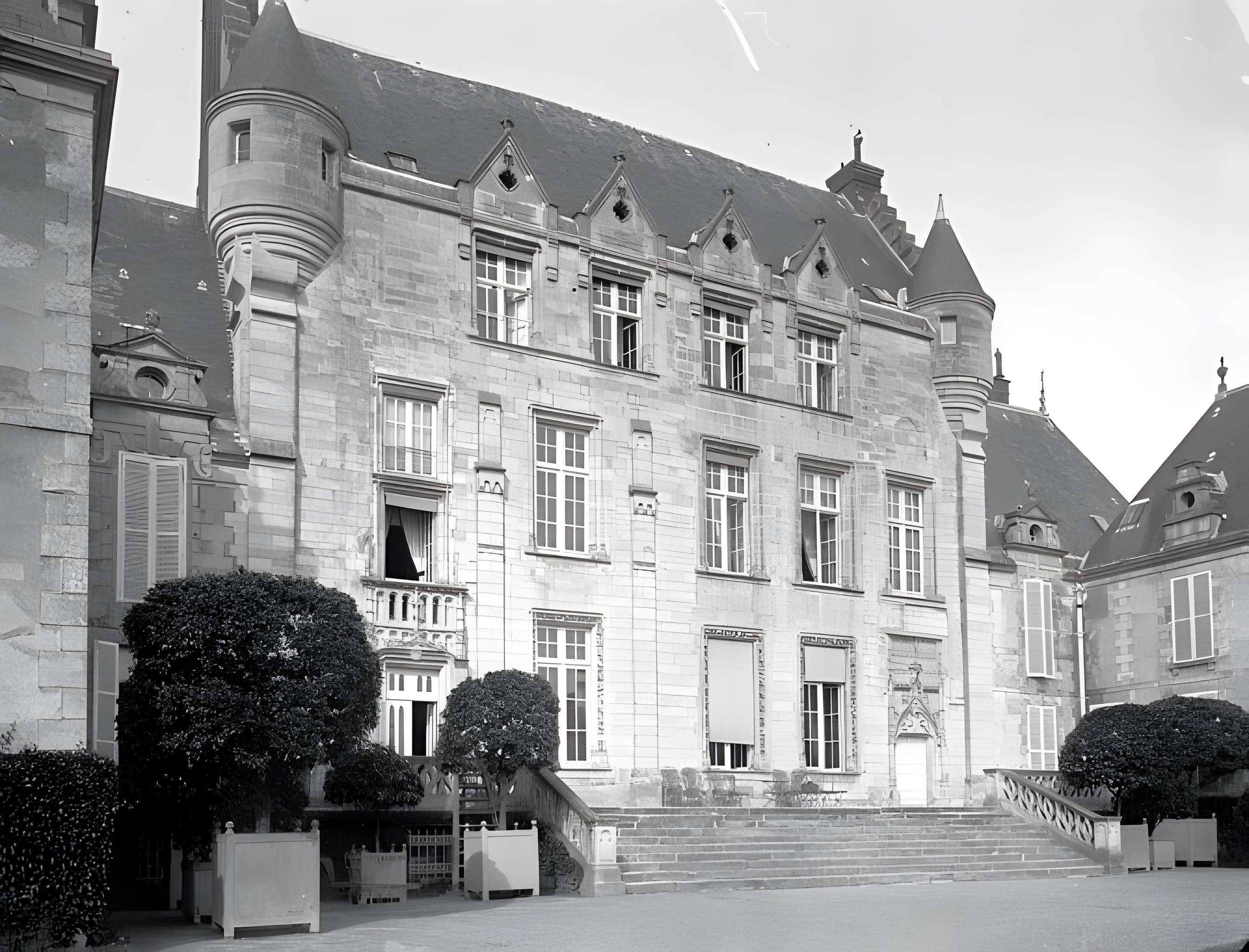 Château de Fresneaux-Montchevreuil 