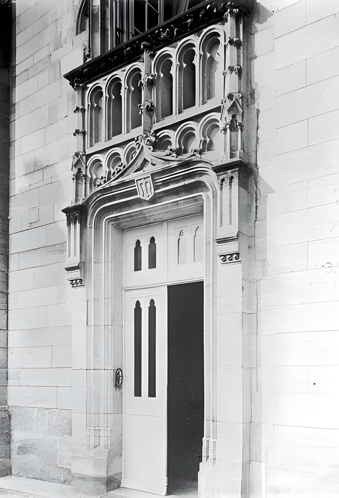 Château de Fresneaux-Montchevreuil