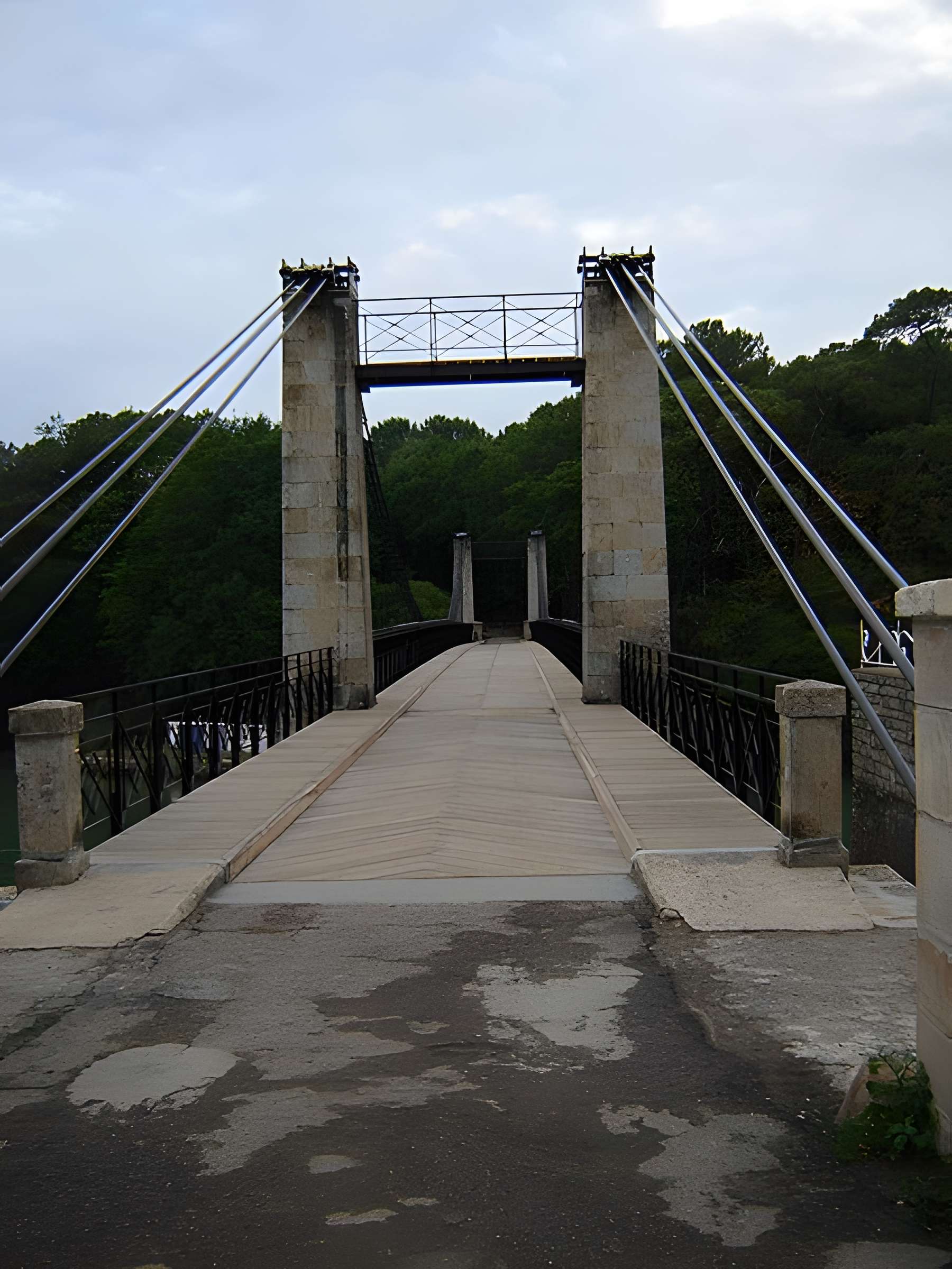 Le vieux pont suspendu