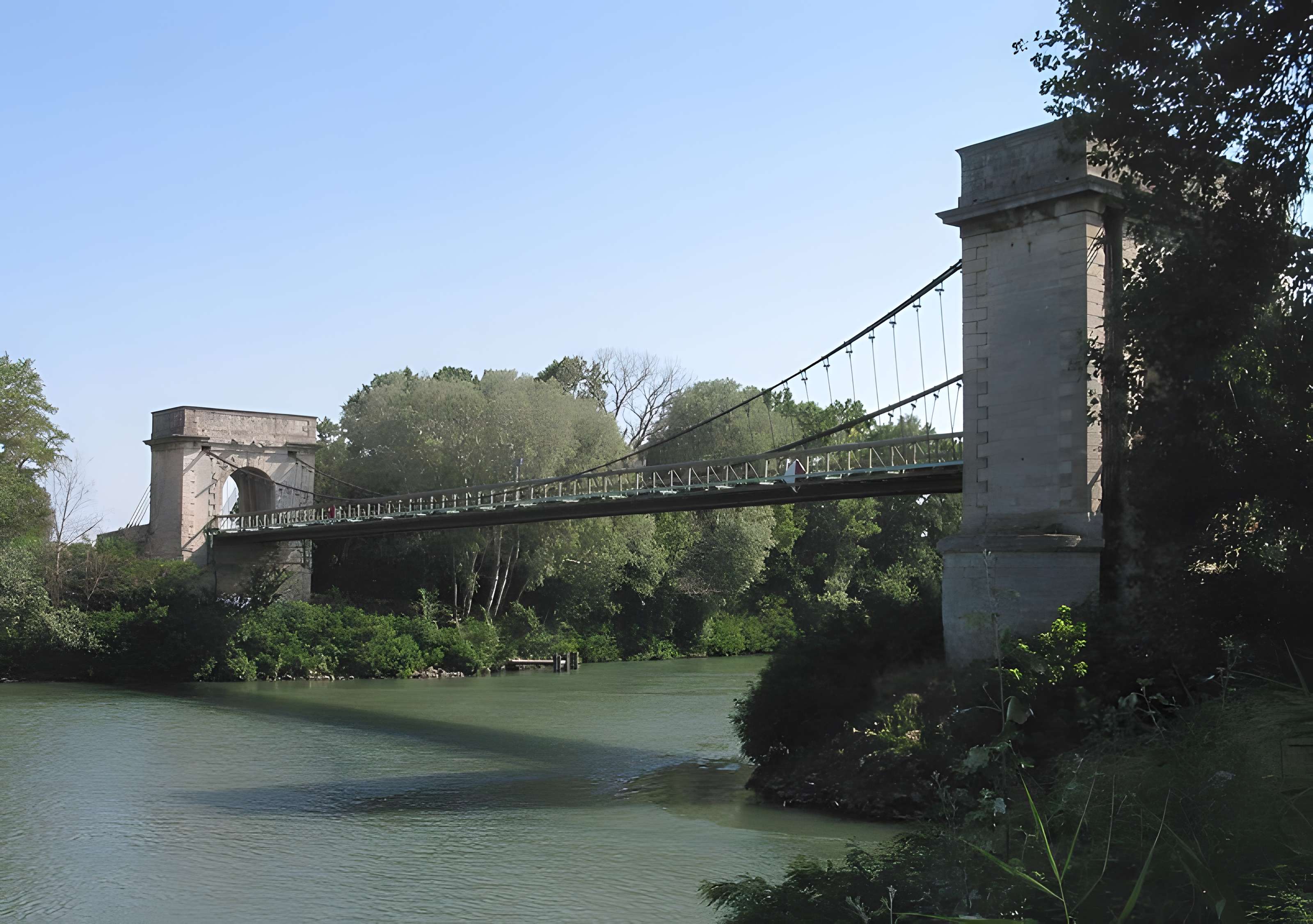 Pont suspendu de Fourques 
