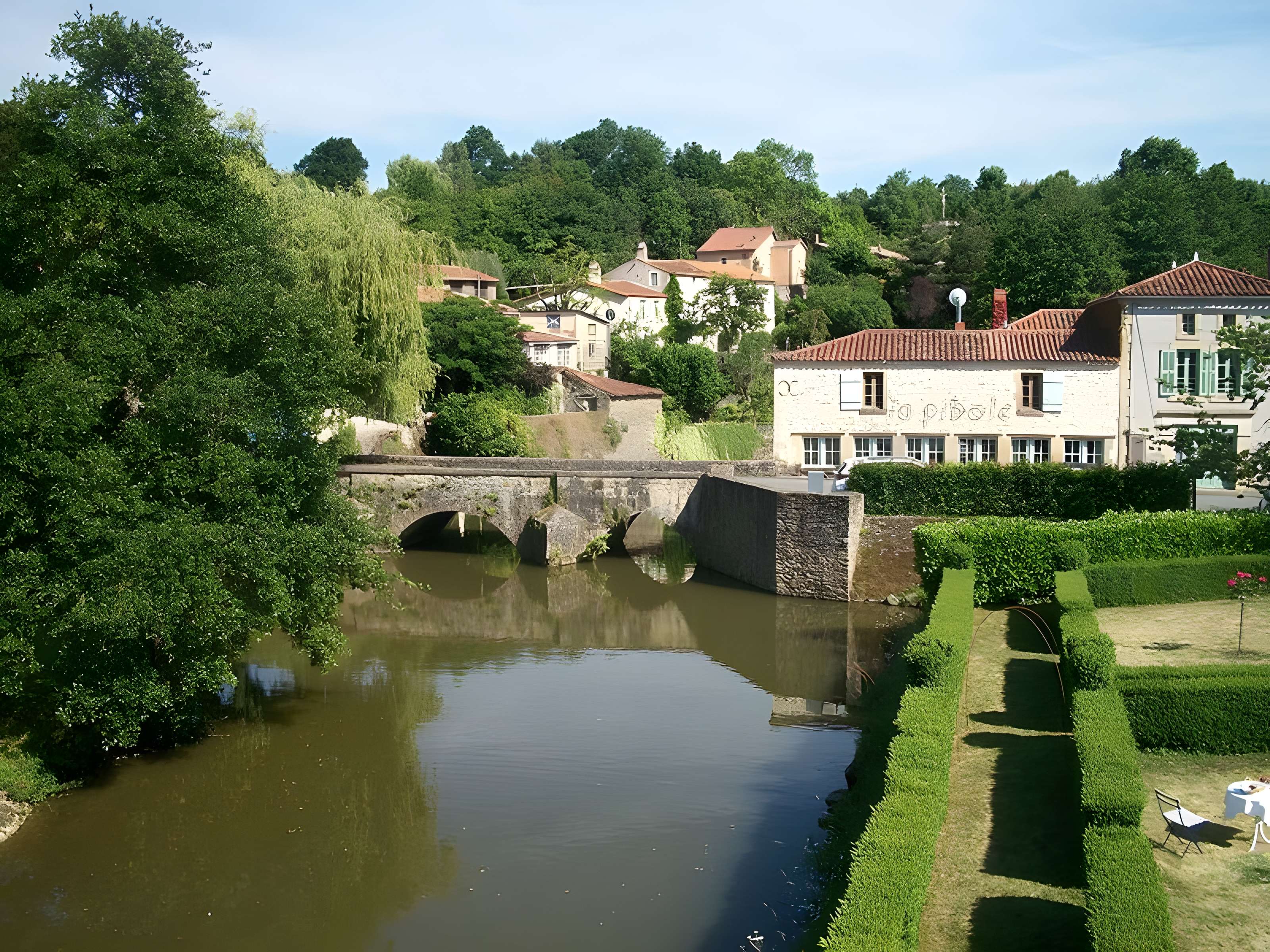 Pont vieux de Vouvant 
