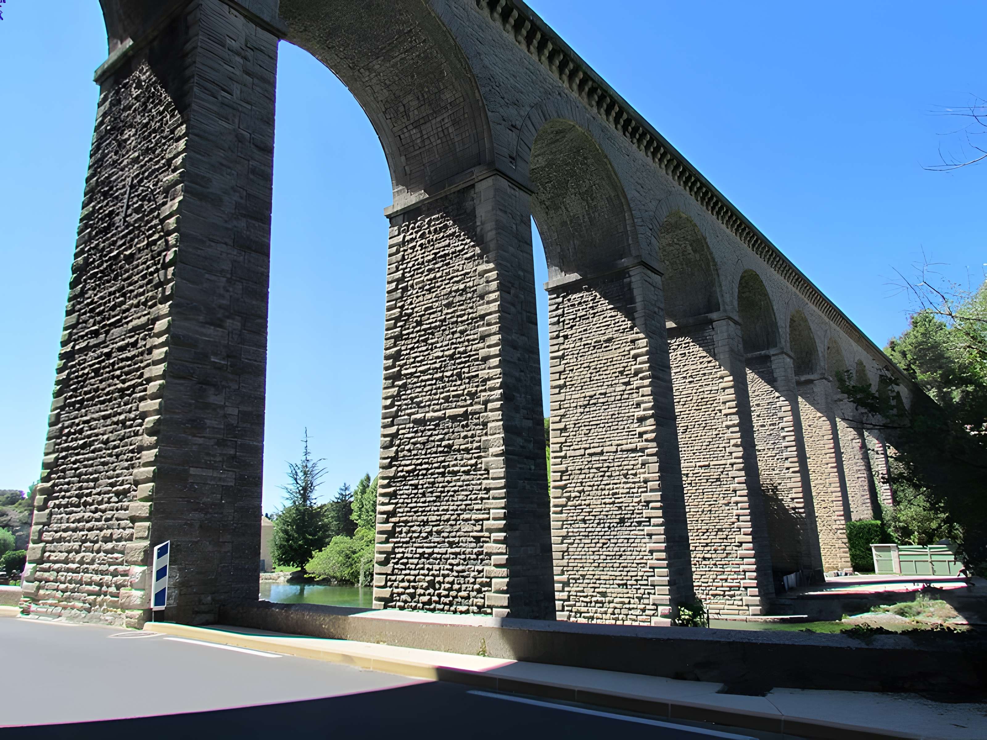 Pont-aqueduc de Galas à Fontaine-de-Vaucluse