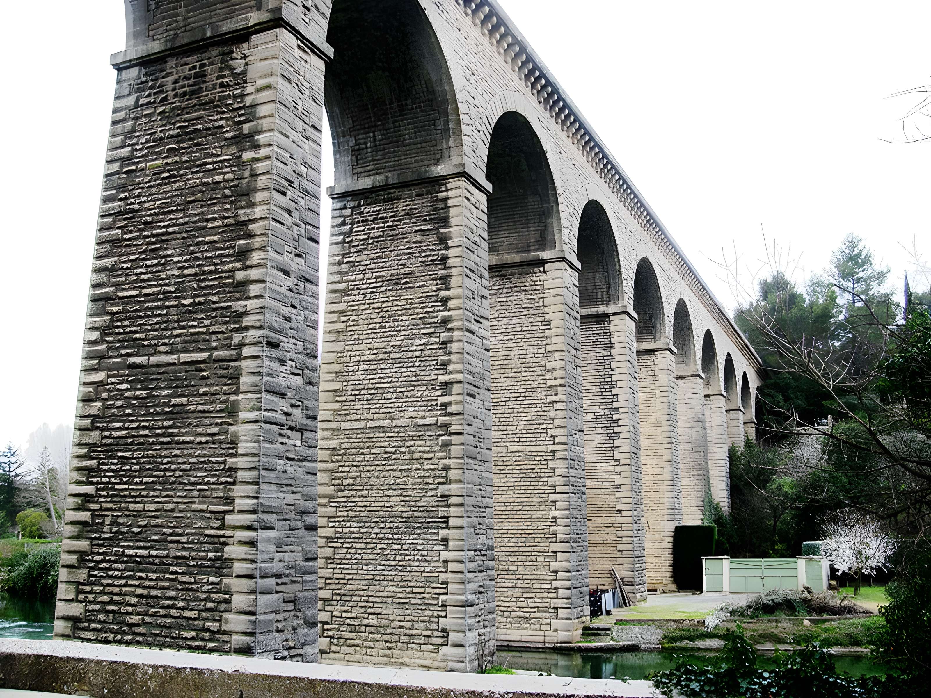 Pont-aqueduc de Galas à Fontaine-de-Vaucluse