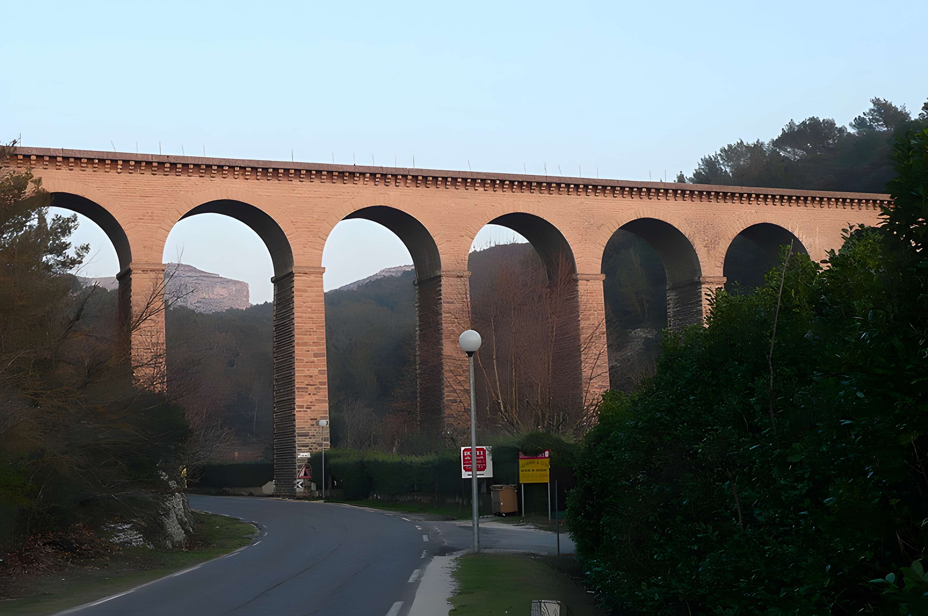 Pont-aqueduc de Galas à Fontaine-de-Vaucluse