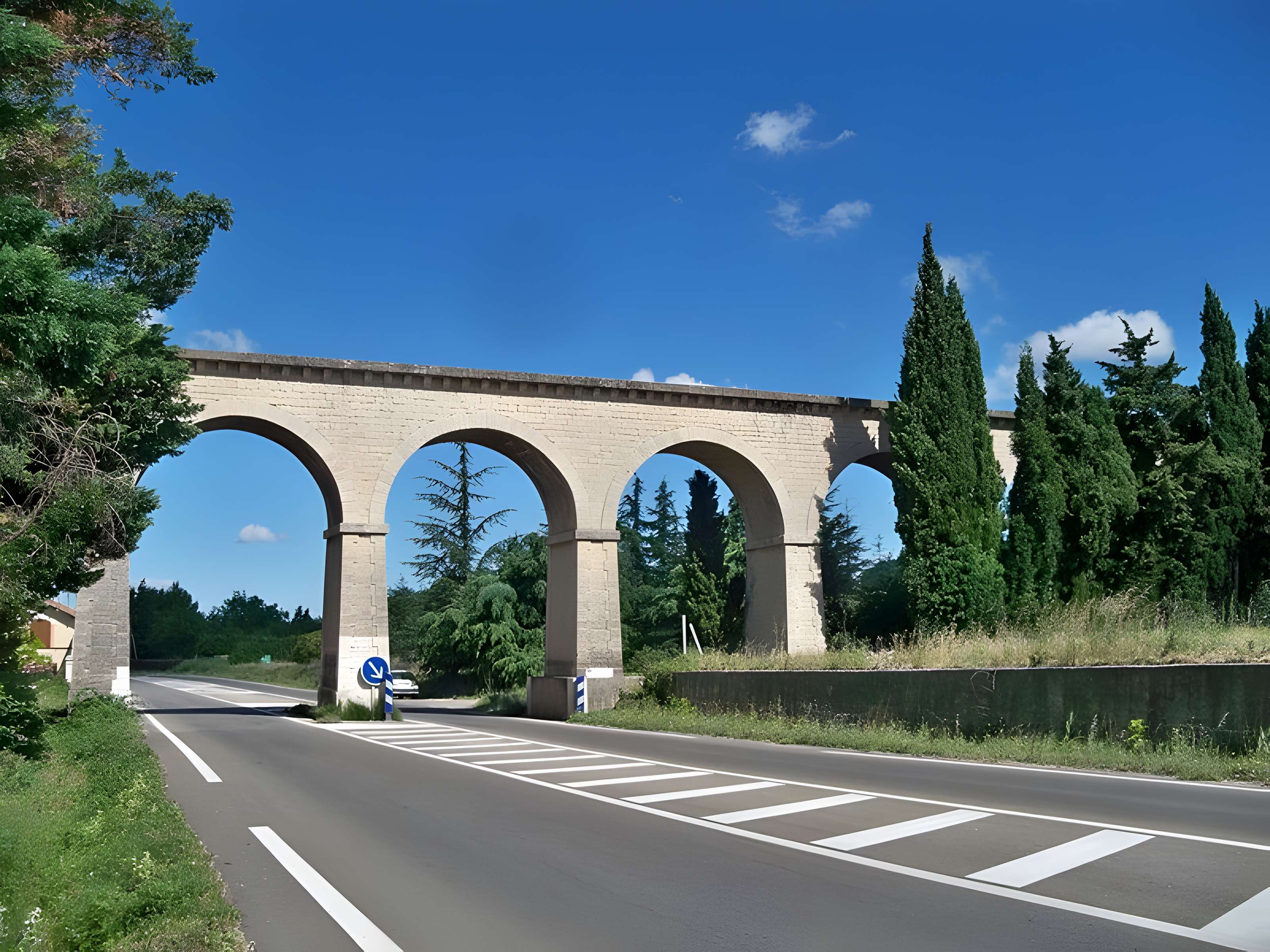 Pont-aqueduc des Cinq-Cantons à Loriol-du-Comtat 