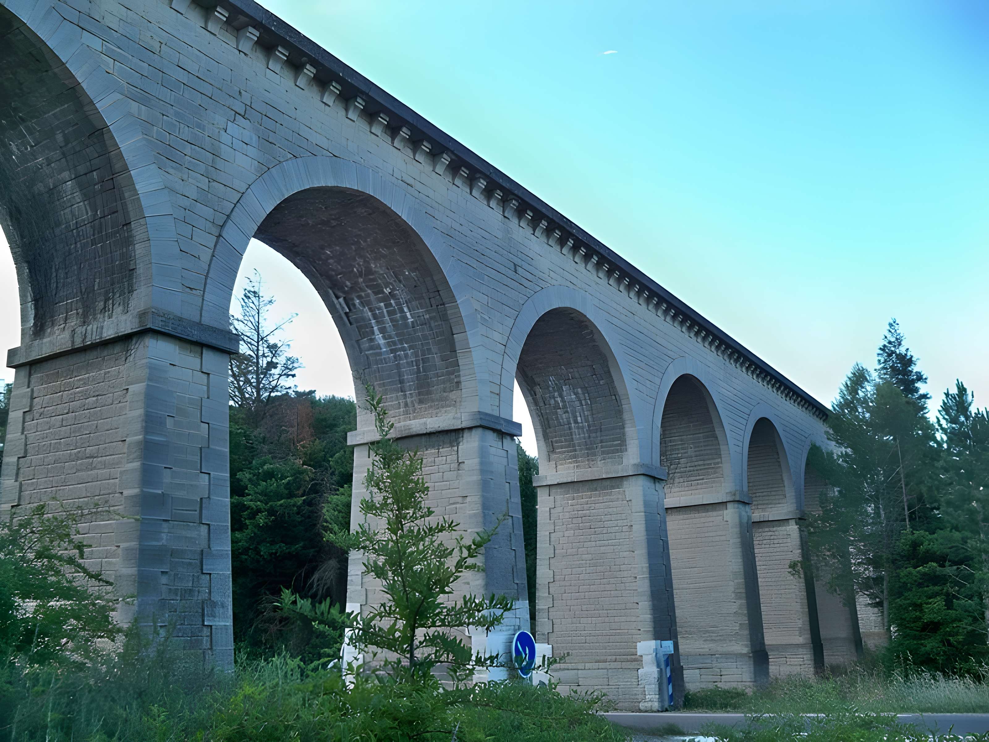 Pont-aqueduc des Cinq-Cantons à Loriol-du-Comtat