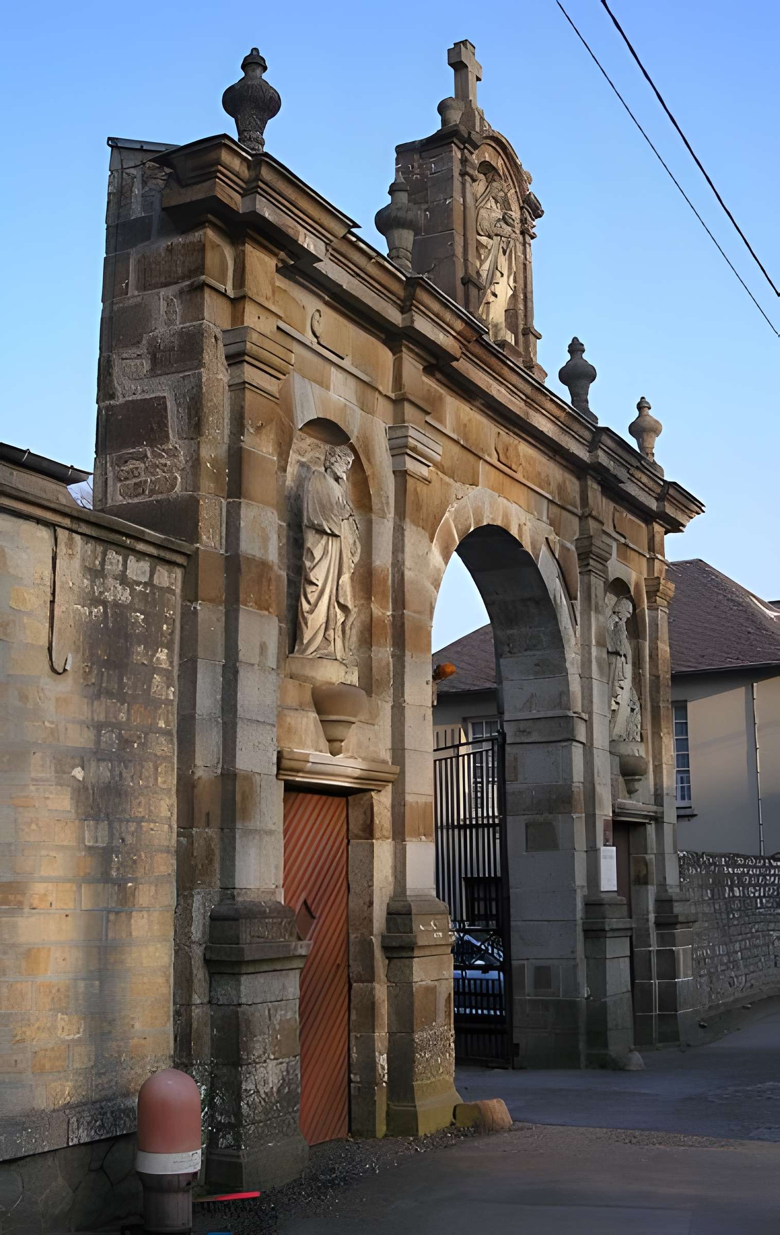 Portail du Couvent de Blon à Vaudry 