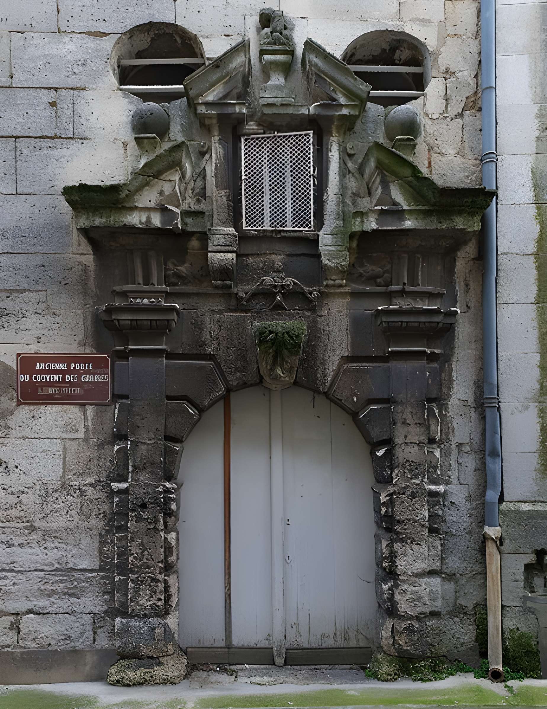 Porte de l'ancien couvent des Carmélites à Angoulême 