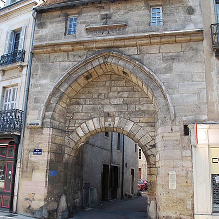 Photo de Porte de lancien évêché de Dijon