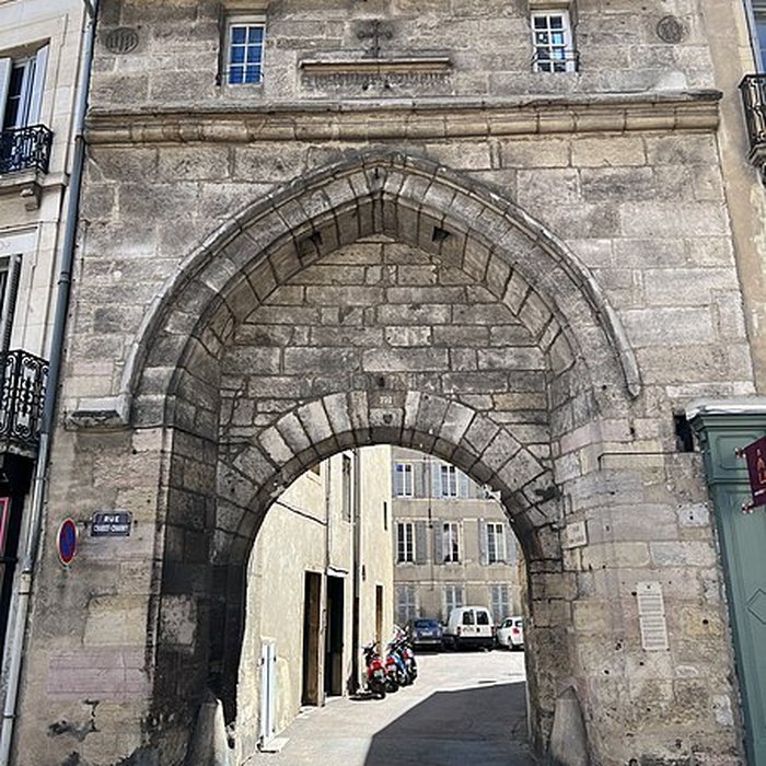 Photo de Porte de lancien évêché de Dijon