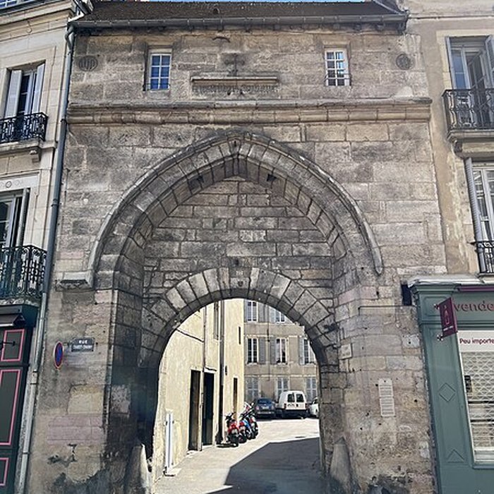 Photo de Porte de lancien évêché de Dijon