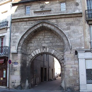 Porte de lancien évêché de Dijon
