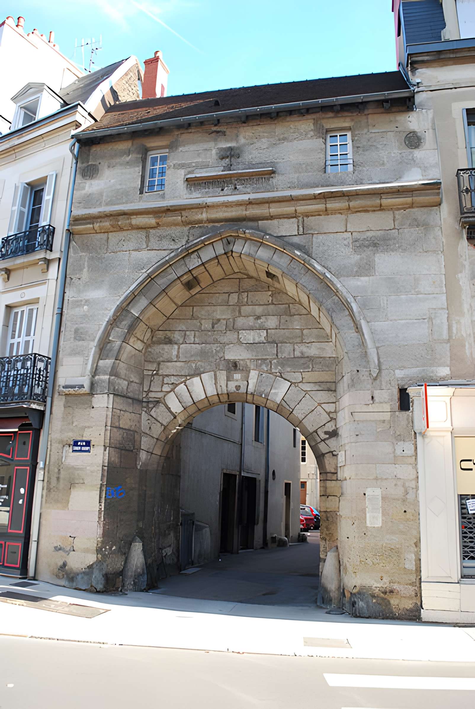 Porte de l'ancien évêché de Dijon