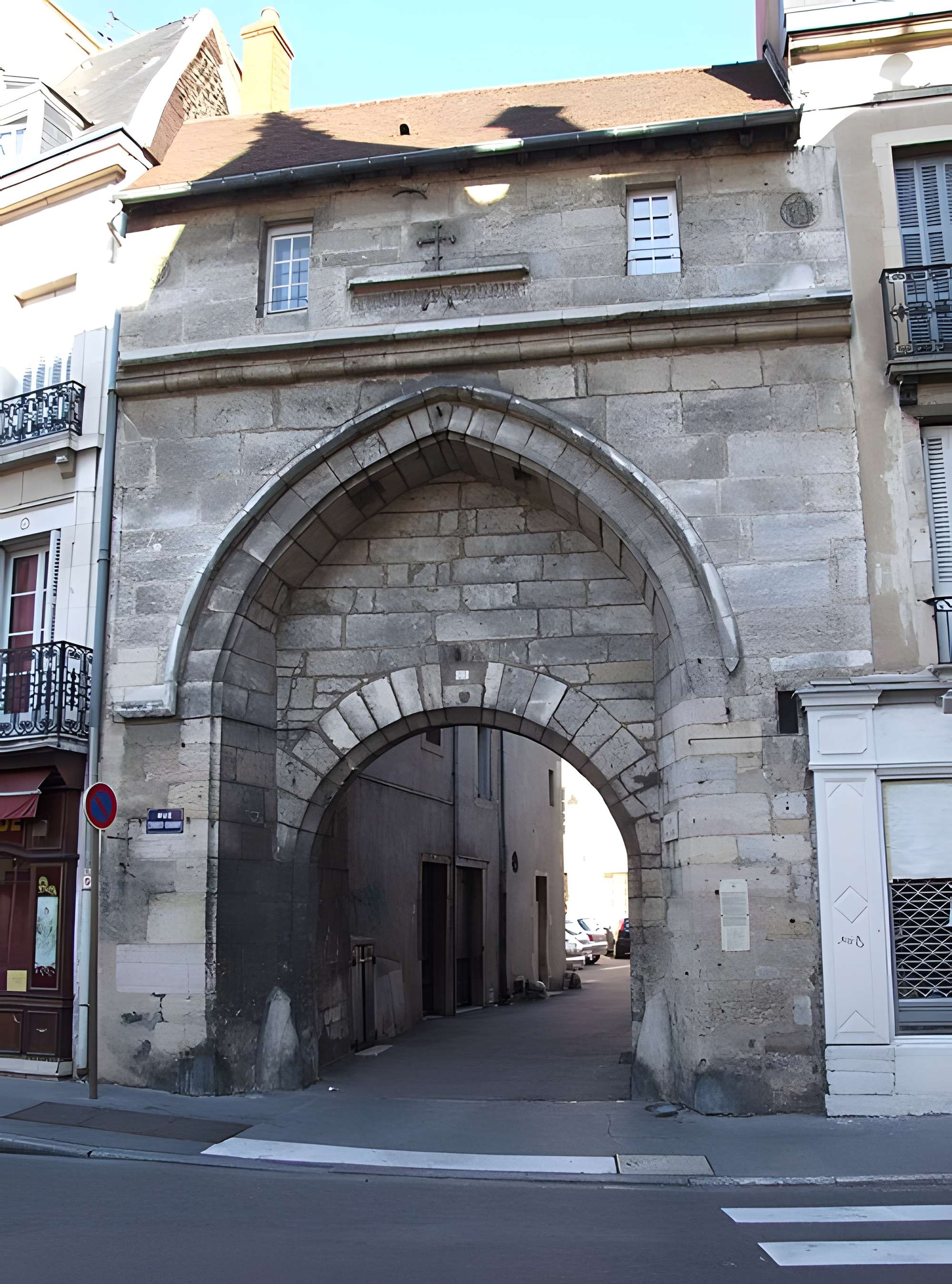 Porte de l'ancien évêché de Dijon