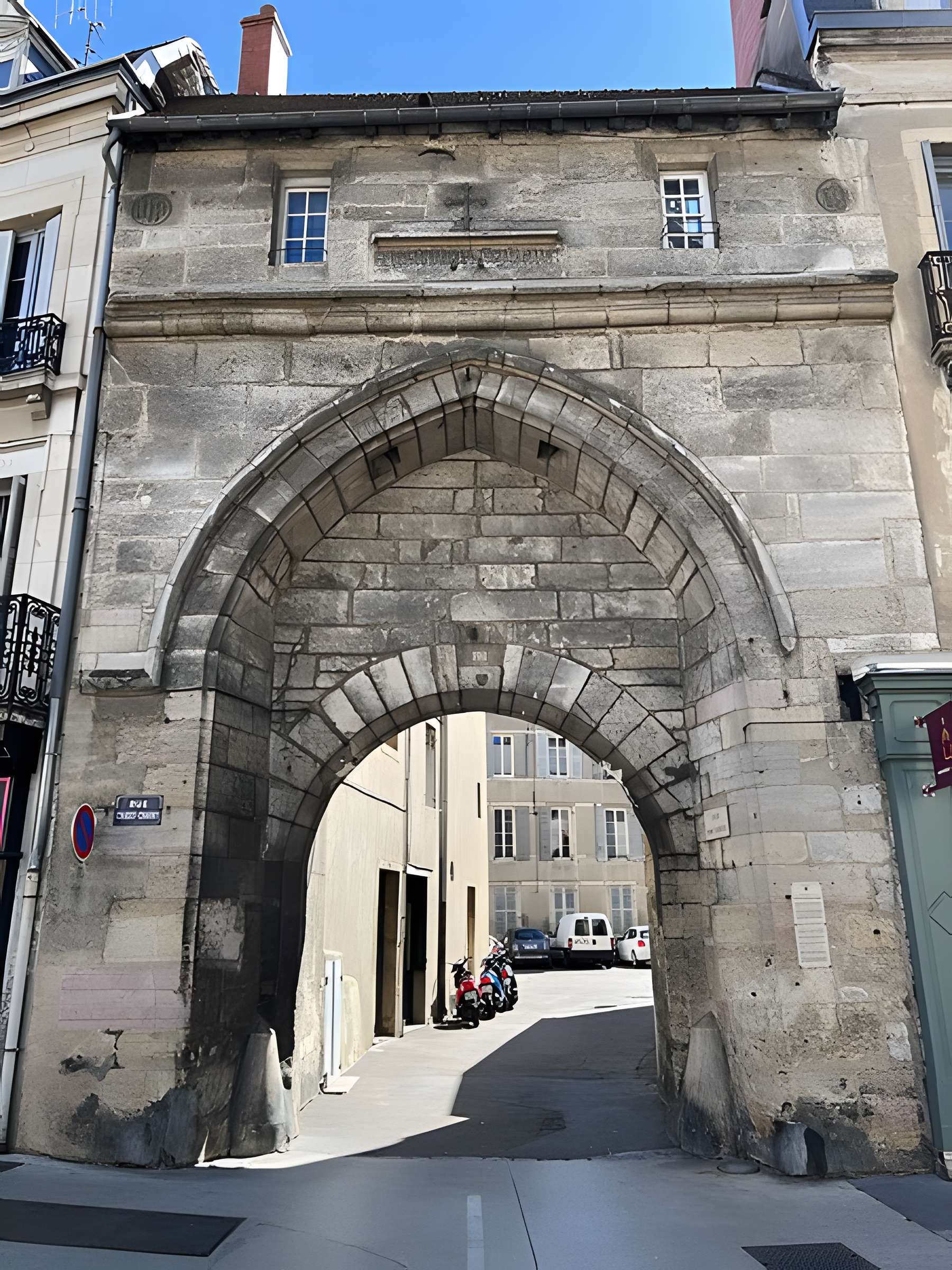 Porte de l'ancien évêché de Dijon
