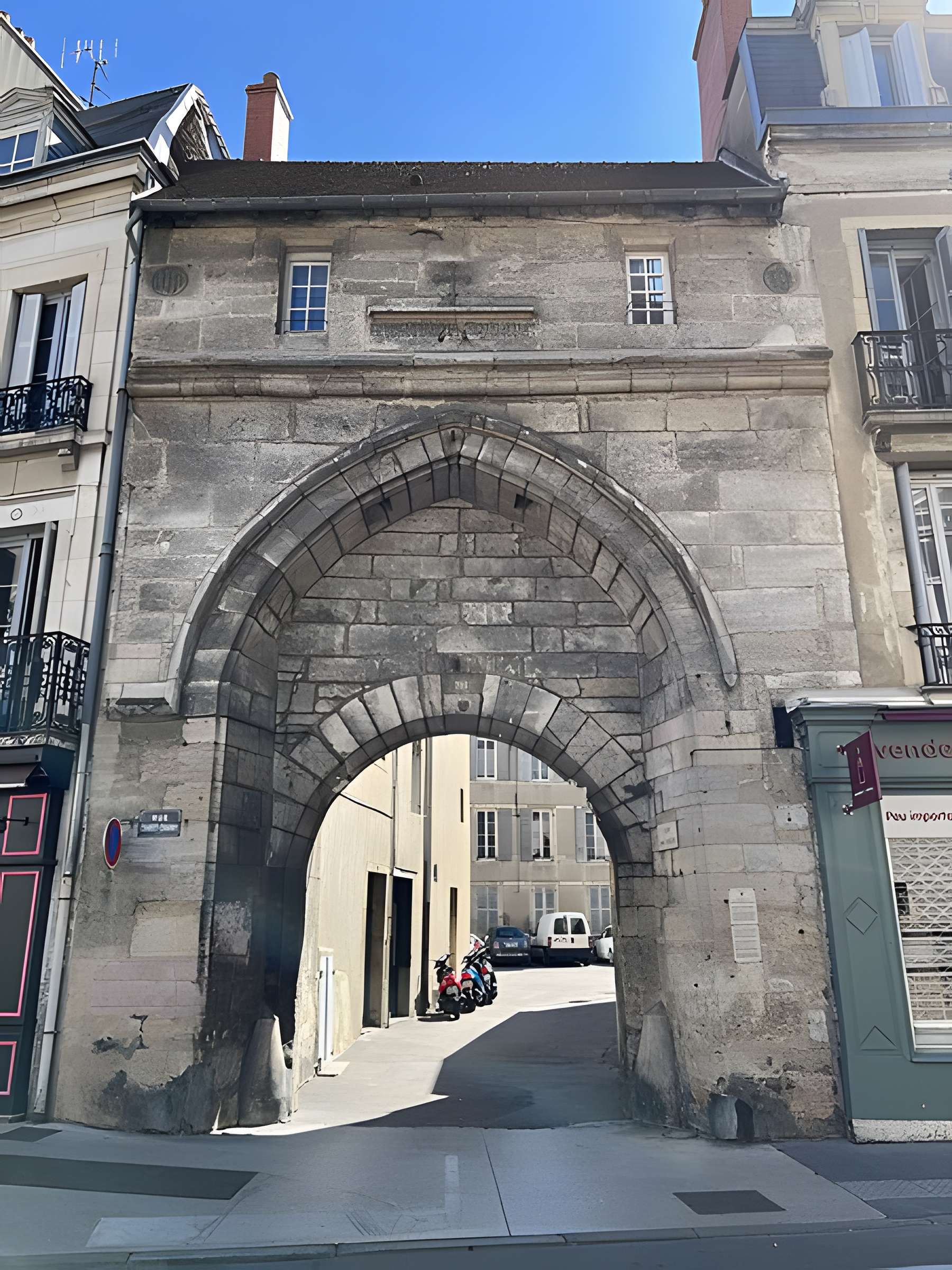 Porte de l'ancien évêché de Dijon