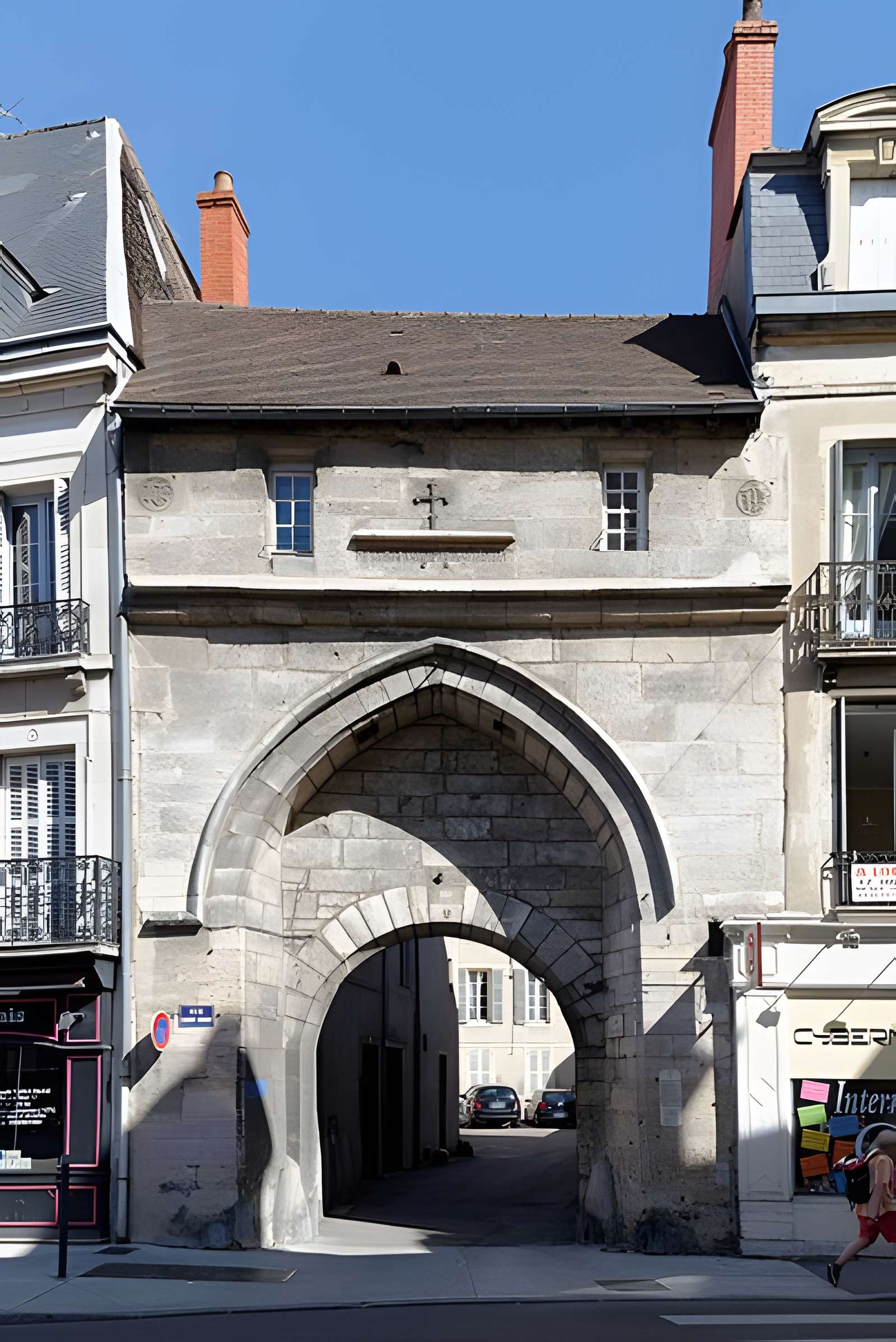 Porte de l'ancien évêché de Dijon