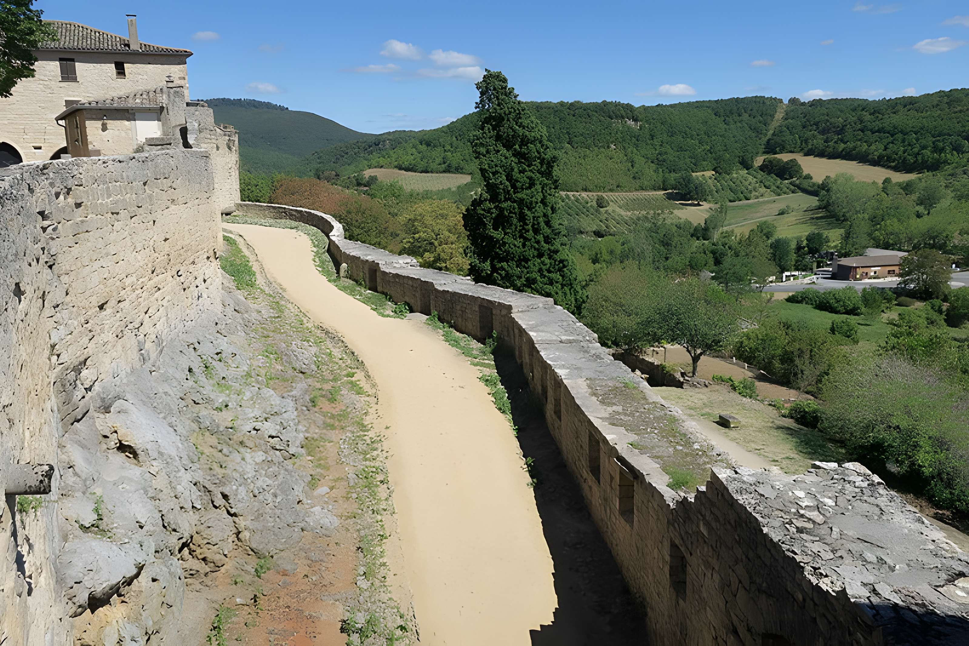 Porte de l'Irissou à Puycelsi