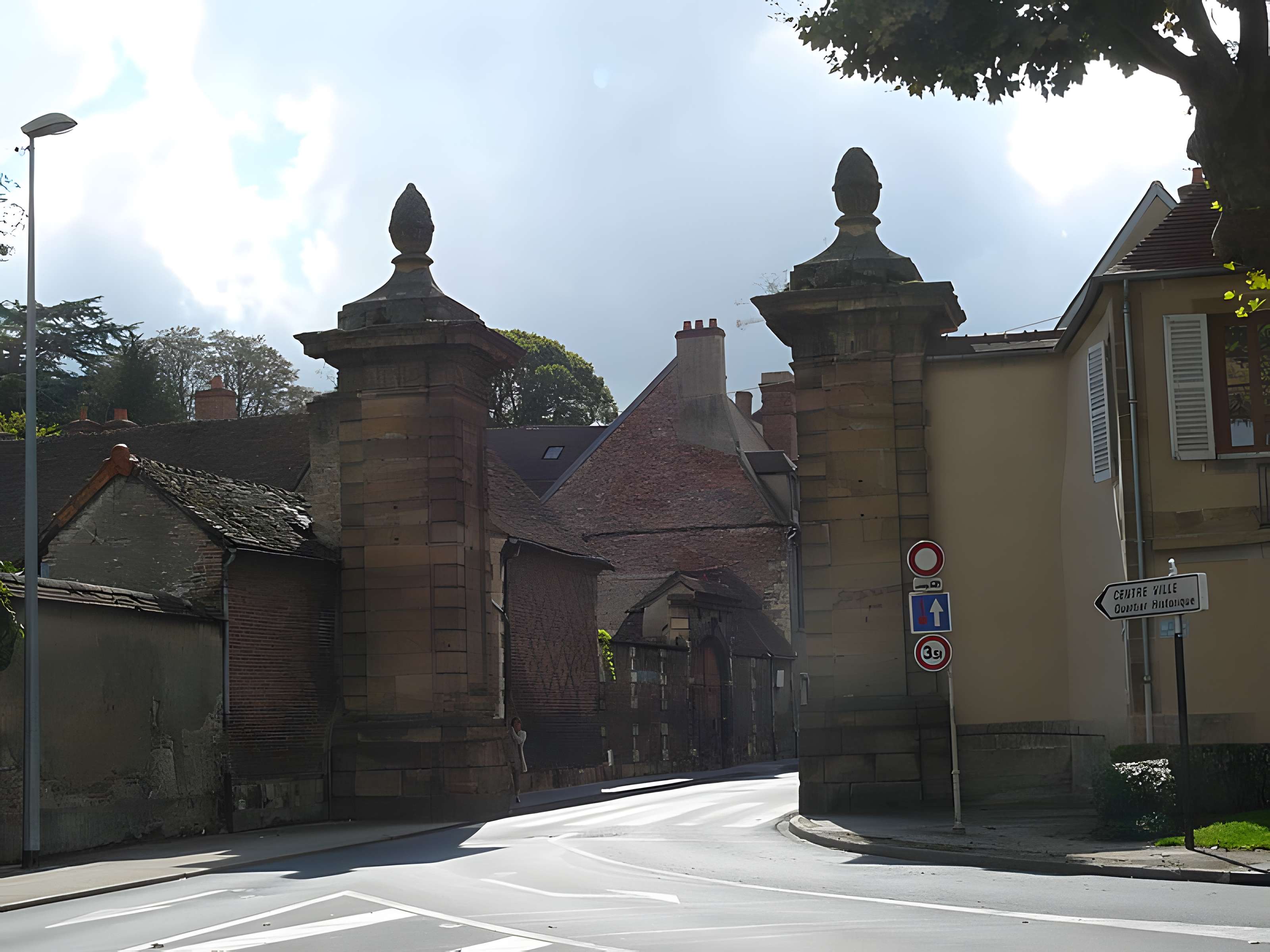 Porte de Paris à Moulins