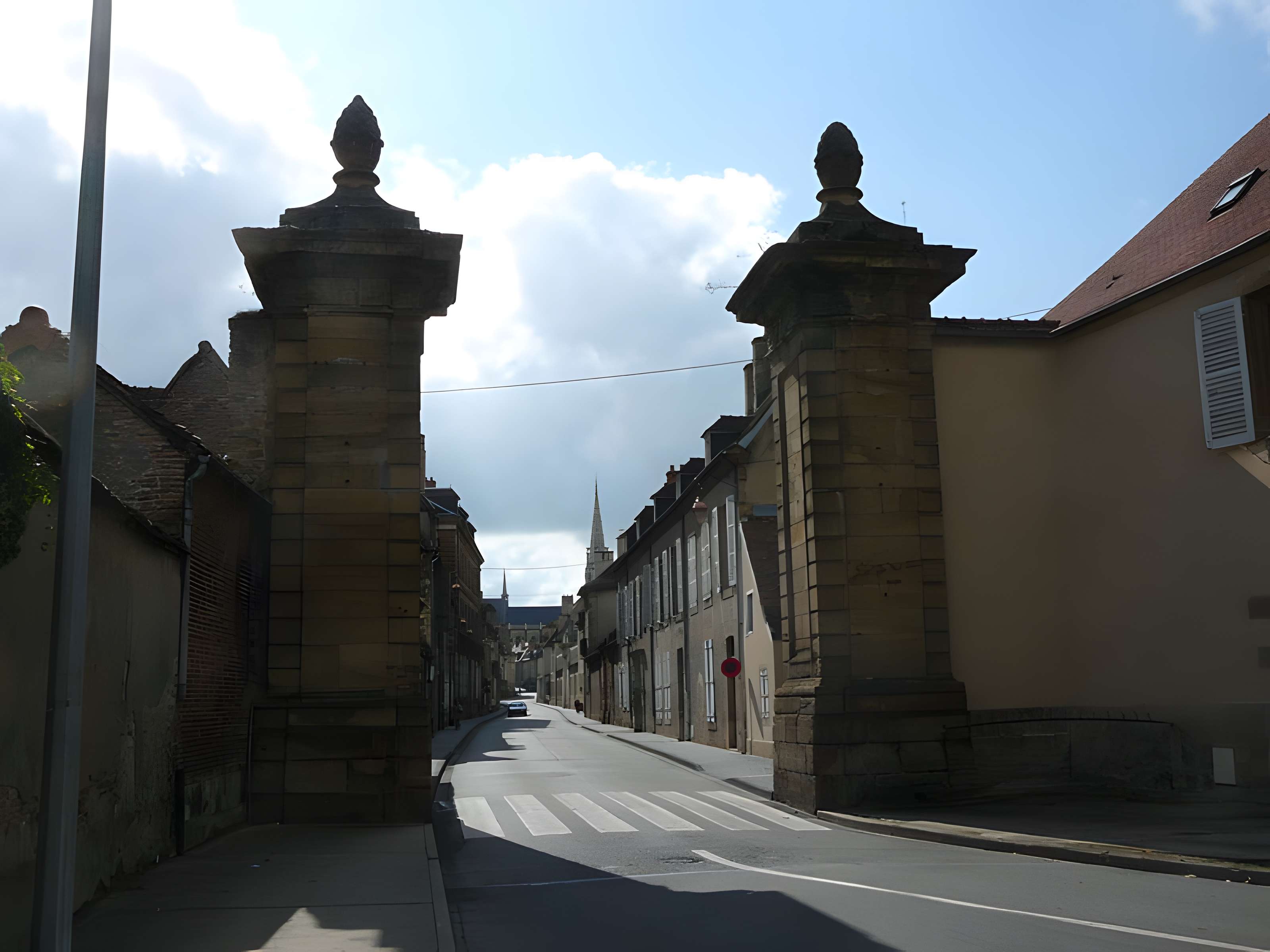 Porte de Paris à Moulins