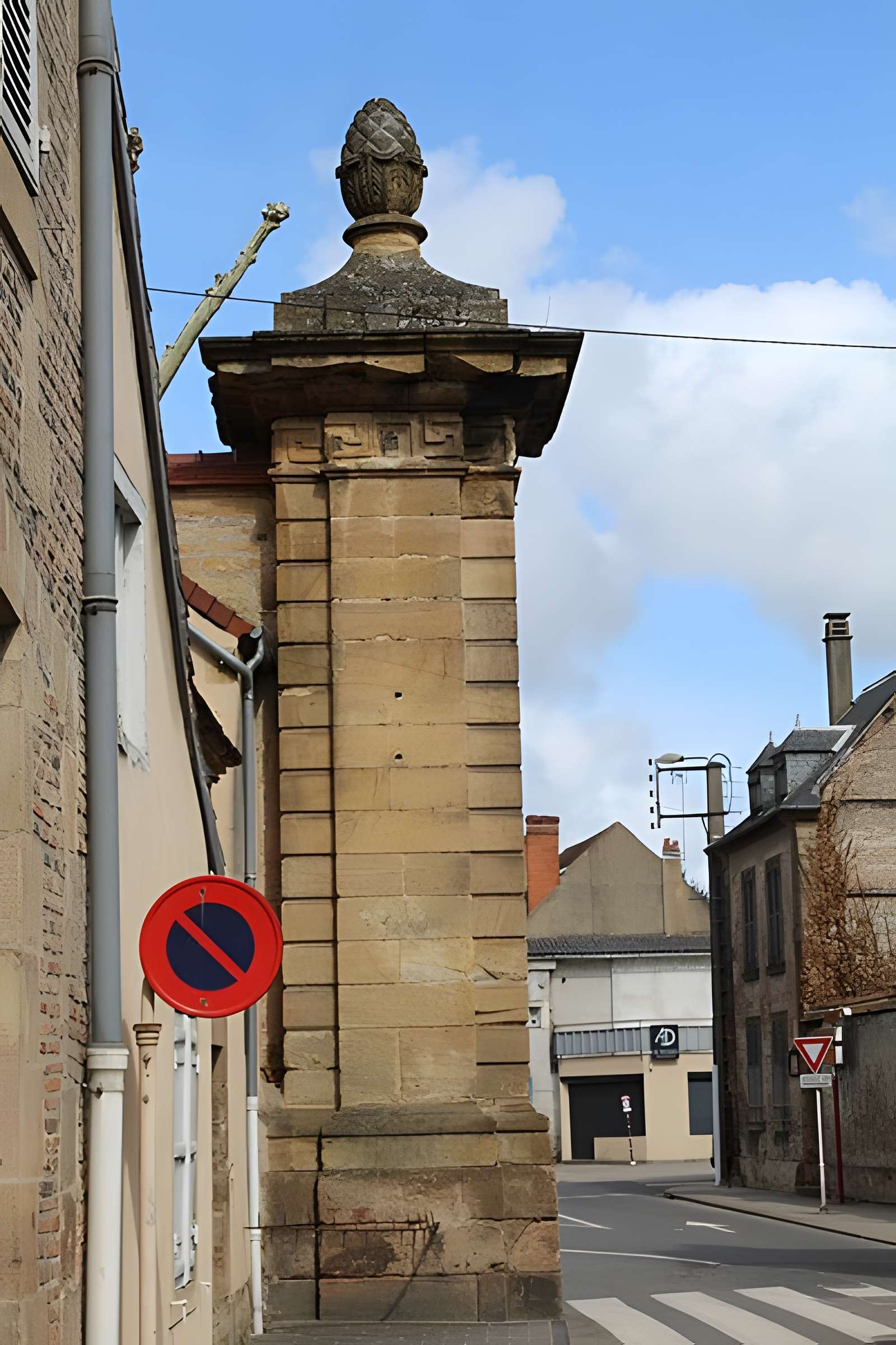 Porte de Paris à Moulins