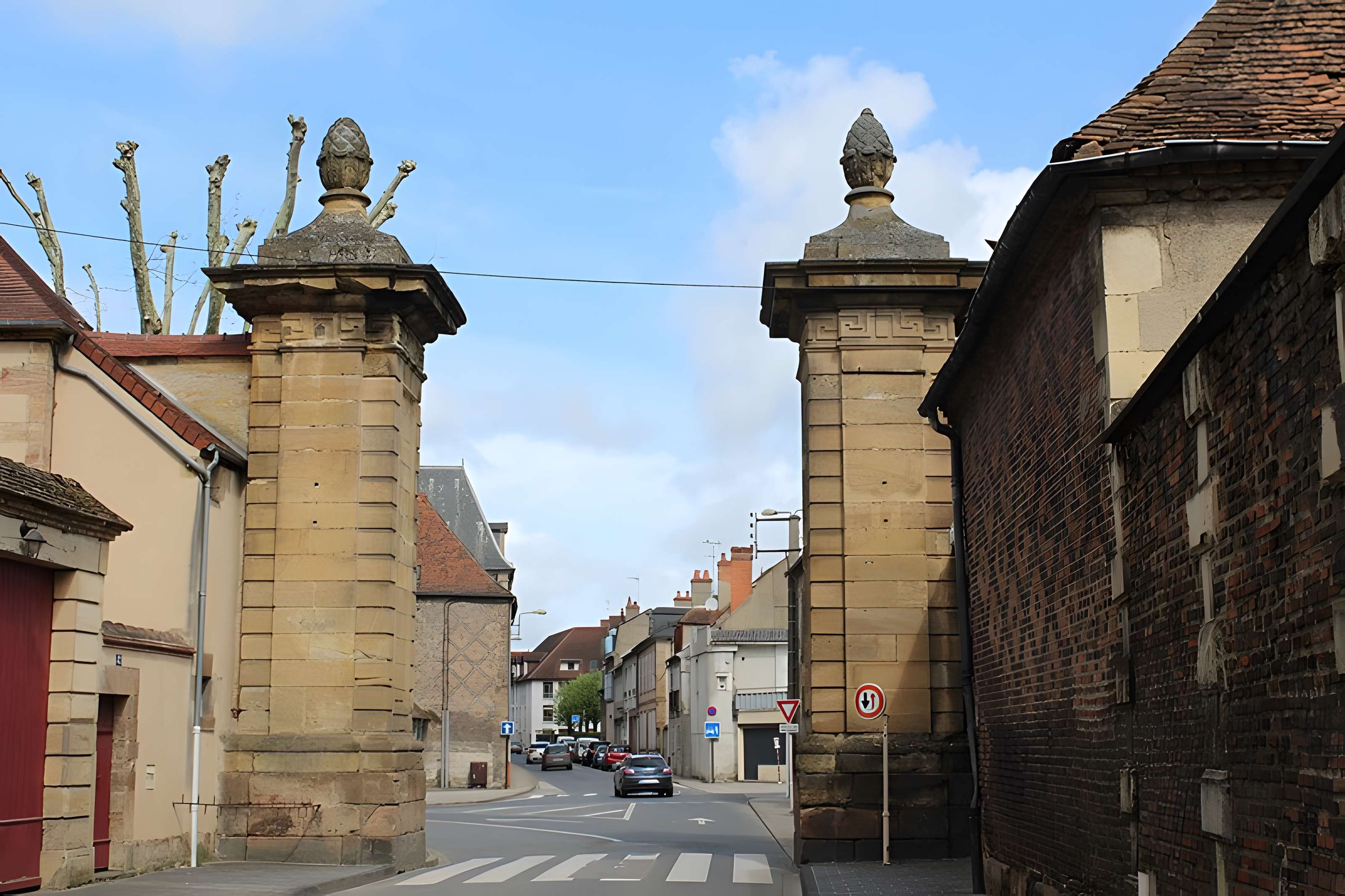 Porte de Paris à Moulins