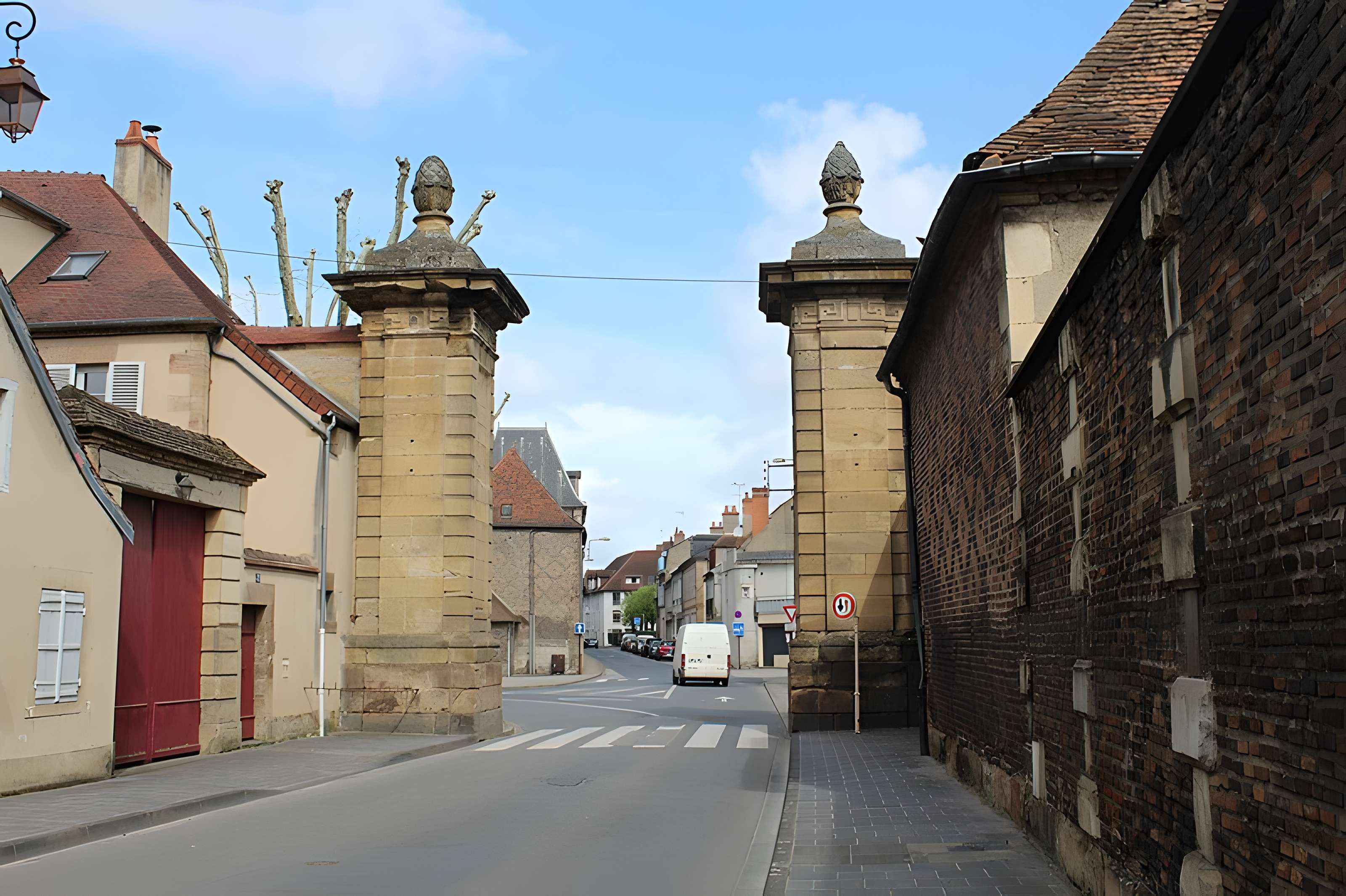 Porte de Paris à Moulins