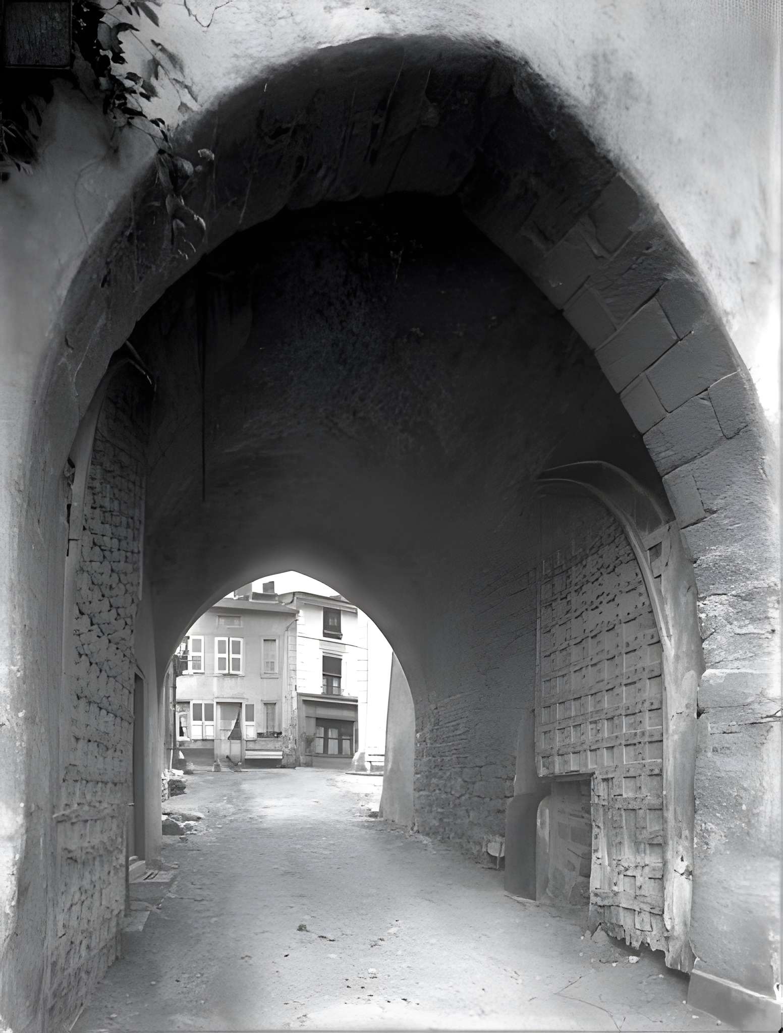 Porte de ville de Saint-Haon-le-Châtel