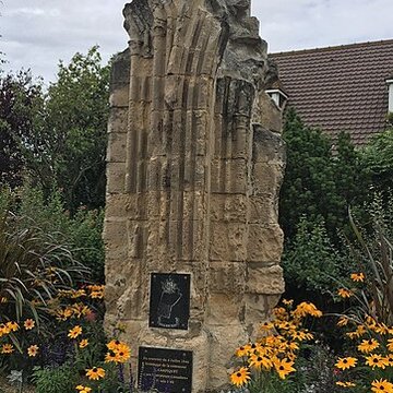 Porte dentrée de la ferme abbatiale à Carpiquet