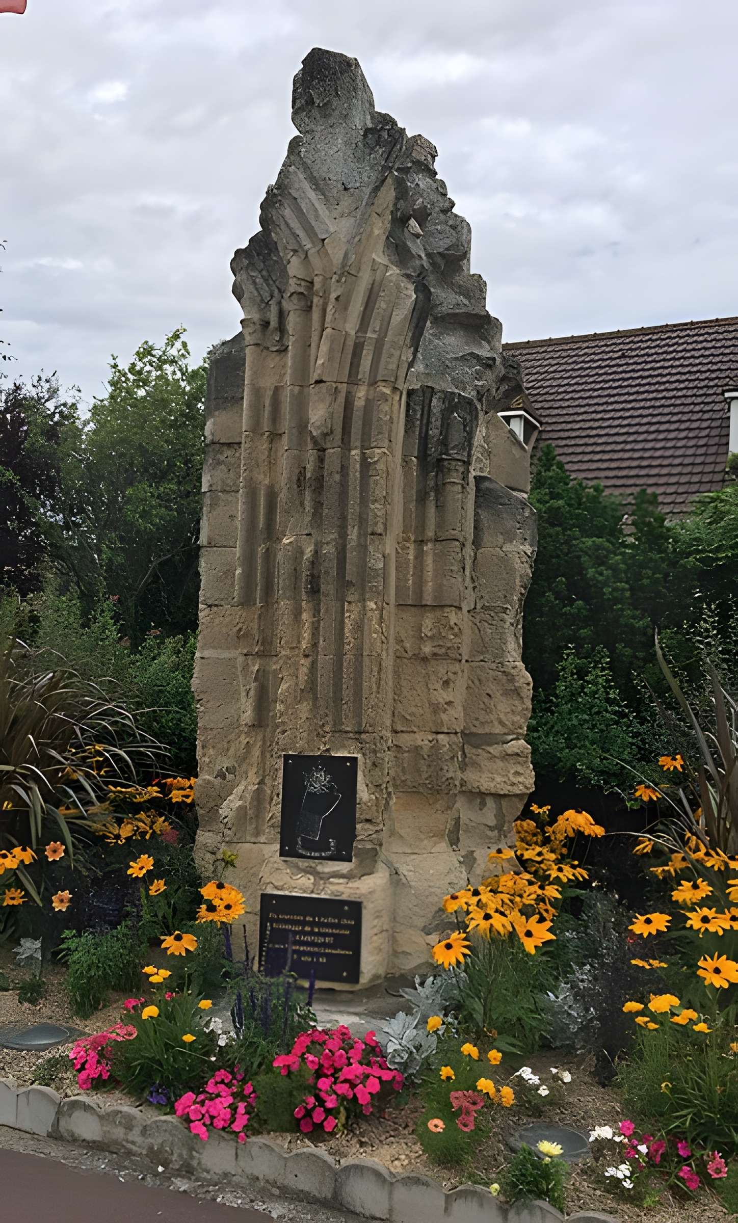 Porte d'entrée de la ferme abbatiale à Carpiquet