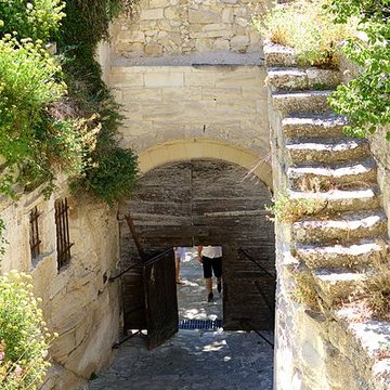 Porte dEyguières des Baux-de-Provence