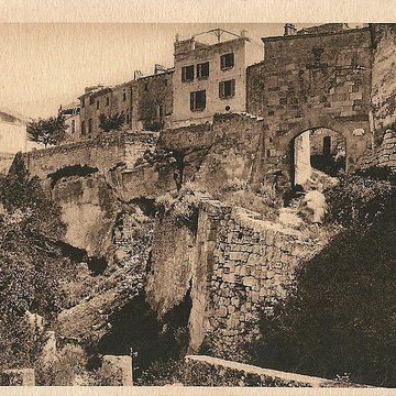 Porte dEyguières des Baux-de-Provence