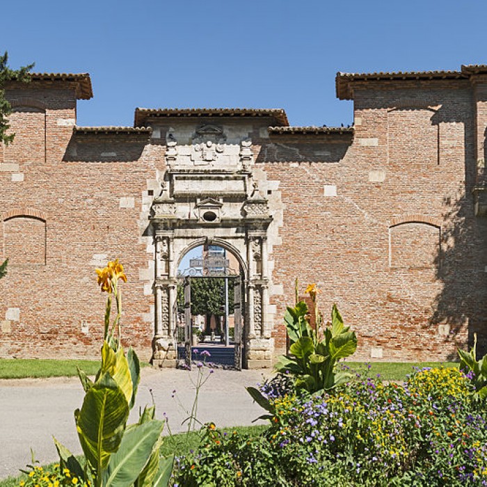 Photo de Ancienne porte du Capitole réédifiée dans le jardin des Plantes de Toulouse