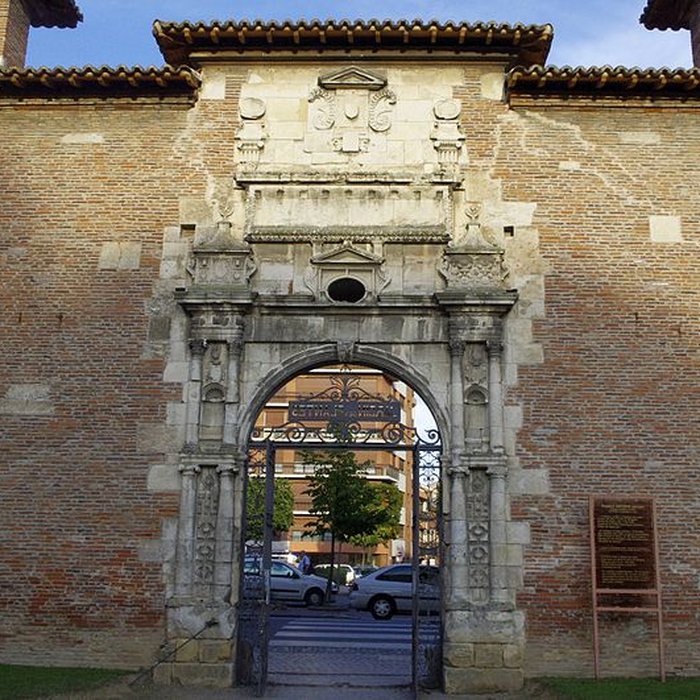 Photo de Ancienne porte du Capitole réédifiée dans le jardin des Plantes de Toulouse