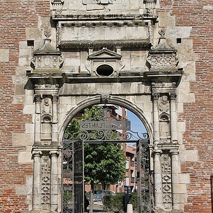 Photo de Ancienne porte du Capitole réédifiée dans le jardin des Plantes de Toulouse