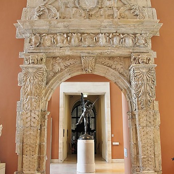 Photo de Ancienne porte du Capitole réédifiée dans le jardin des Plantes de Toulouse