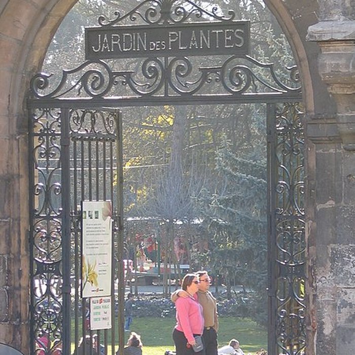 Photo de Ancienne porte du Capitole réédifiée dans le jardin des Plantes de Toulouse