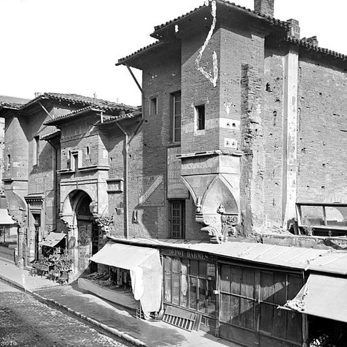 Photo de Ancienne porte du Capitole réédifiée dans le jardin des Plantes de Toulouse