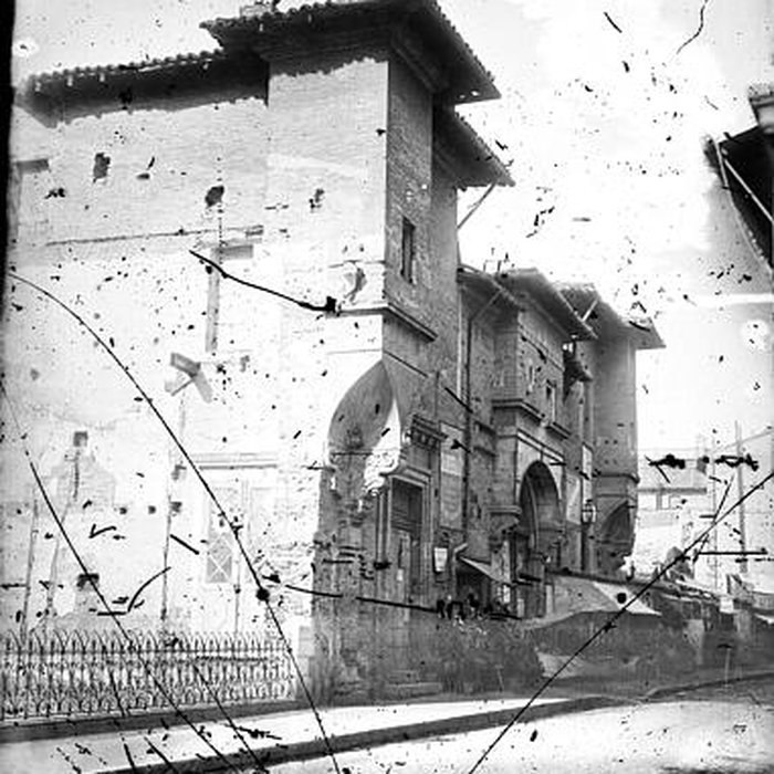 Photo de Ancienne porte du Capitole réédifiée dans le jardin des Plantes de Toulouse