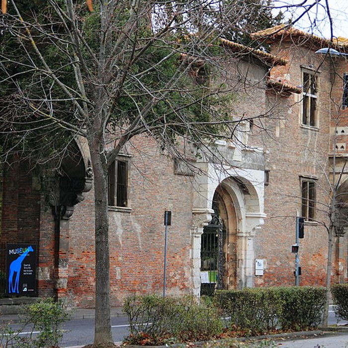 Photo de Ancienne porte du Capitole réédifiée dans le jardin des Plantes de Toulouse