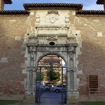 Ancienne porte du Capitole réédifiée dans le jardin des Plantes de Toulouse