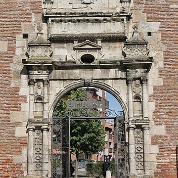 Ancienne porte du Capitole réédifiée dans le jardin des Plantes de Toulouse