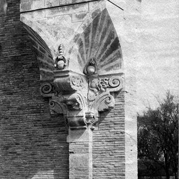 Ancienne porte du Capitole réédifiée dans le jardin des Plantes de Toulouse