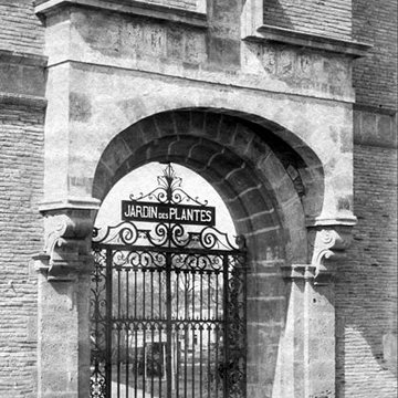 Ancienne porte du Capitole réédifiée dans le jardin des Plantes de Toulouse